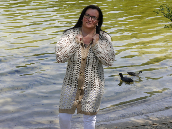 Häkeljacke „Florenz“ auf Schneiderpuppe – klare Linien und elegante Silhouette im RVO-Stil